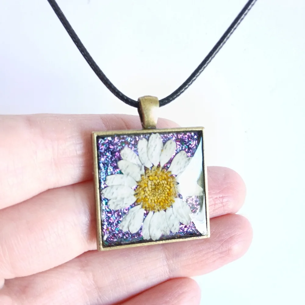 Rainbow color shift white daisy flower bronze pendant on black cord necklace new - Picture 3 of 8